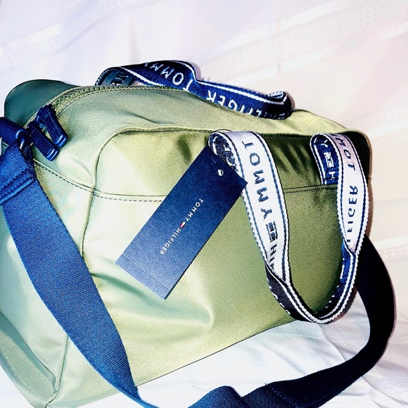 tommy hilfiger Green duffle bag in size medium Bag Trendy Affordable Price Deal - Picture 3 of 9